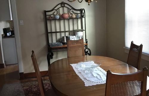 Forest Hills Apartment | Charming 2-bedrm apt convenient to DT Pgh, Universities, Monroeville,O-S Parking