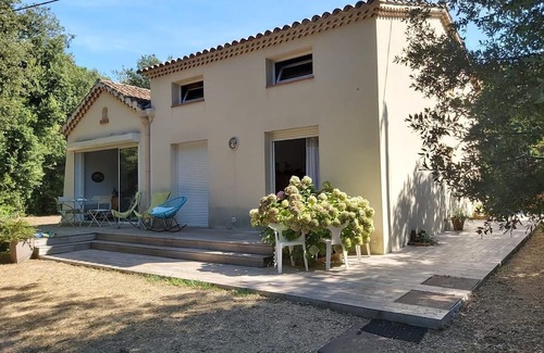 Isolella House | Feet in the water, head in the shade