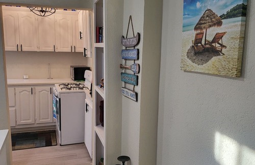 Welches Cottage | Charming cottage with WiFi and AC in brilliant Oistins