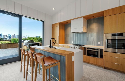 Central-Maverick Square - Paris Street Apartment | Luxury 2BR Next to the Airport 1598