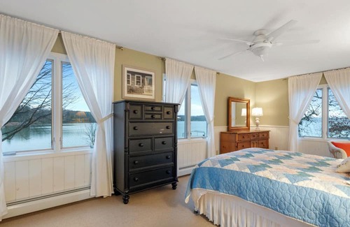 Walloon Lake House | Walloon Lake Waterfront Cottage 4BR/2BA near the Village