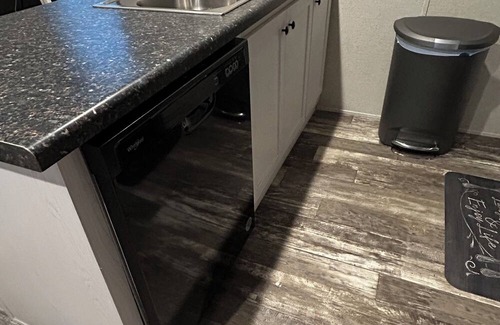 Pittsburg House | Charming 2-bedroom mobile home with AC and WiFi in London Built DEC 2024