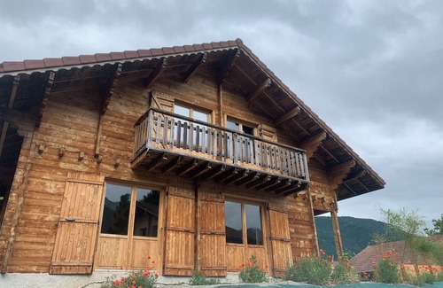 Chaparon Ski Chalet | Between lake and mountains Chalet 136 m2 + maisonnette 36 m2/swimming pool /jacuzzi