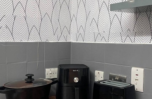 Roding Apartment | Entire apartment in Greater London, 5-minute walk from the Central Line station.