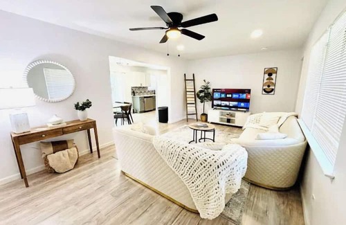 Farmers Branch House | Charming Family Home in Quiet Farmers Branch