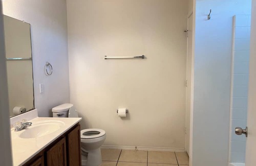 Elm Creek House | Cozy 3-bedroom house in enchanting Elgin with AC