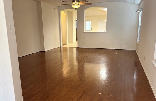 Elm Creek House | Cozy 3-bedroom house in enchanting Elgin with AC