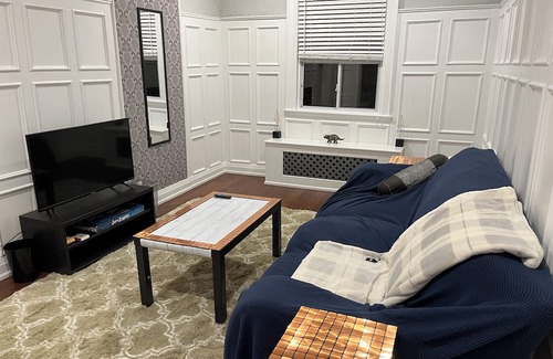 Koreatown House | Central charming home for up to 8, 5 mins to subway!