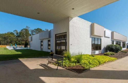 Hamilton House | Experience Relaxation with Pool and Free On-Site Parking | 4 Affordable Rooms