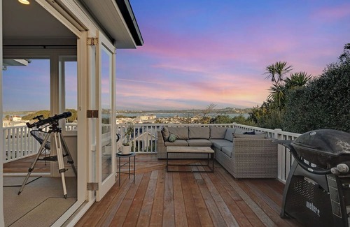 Devonport House | Stunning hillside home with city views