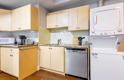 Guildford House | Modern & Friendly Suite: Close to Lush Park ~ Pkg!