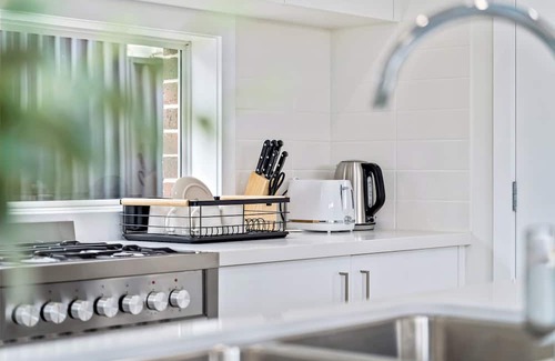 Leppington House | Leppington Two-Level 4Br near Village & Woolworthsn