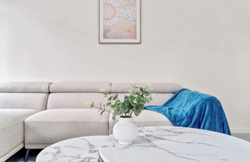 Leppington House | Leppington Two-Level 4Br near Village & Woolworthsn