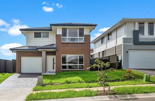 Leppington House | Leppington Two-Level 4Br near Village & Woolworthsn