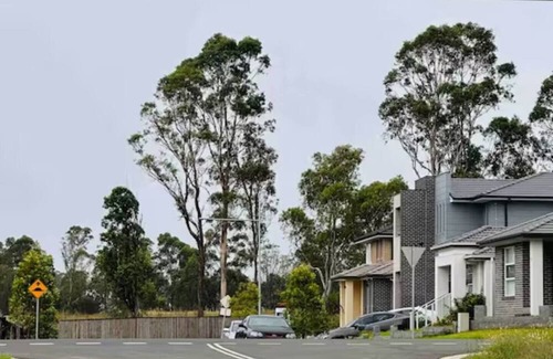 Leppington House | Leppington Two-Level 4Br near Village & Woolworthsn