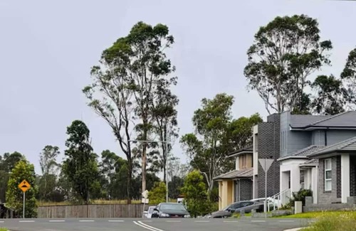 Leppington House | Leppington Two-Level 4Br near Village & Woolworthsn