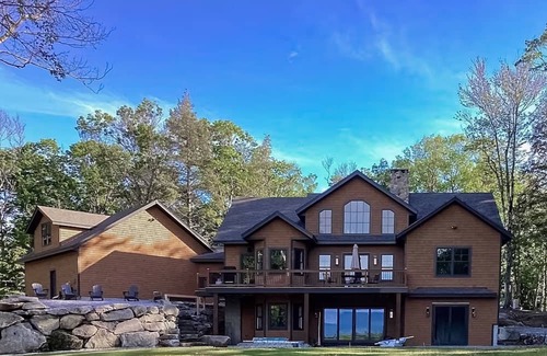Sandwich House | NEW BUILD! Mountain views, minutes from Squam's Sandwich Beach and boat ramp!
