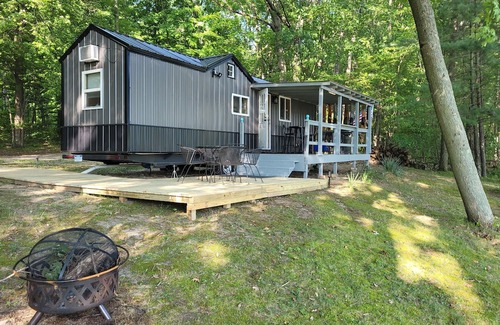 Greenville Apartment | New! Robin's Nest - Cute Lakefront Tiny House with Private Dock and A/C!