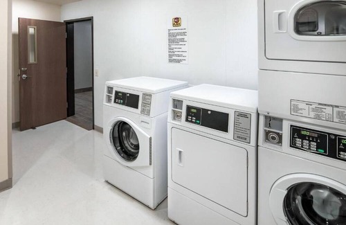 Pooler House | Welcoming Hotel w/In-Room Kitchenettes, Pet-Friendly, Near Savannah Airport, Fr