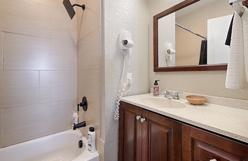Dilley House | Historic Hotel Dilley Grand- 2 Double Beds
