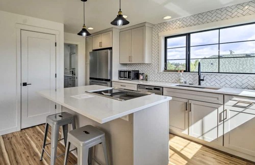 West End House | 'Ruston Retreat' - Mod Home w/Rooftop Deck!