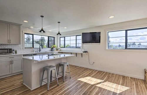 West End House | 'Ruston Retreat' - Mod Home w/Rooftop Deck!
