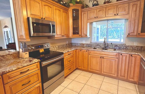 Lake Wales House | SECLUDED LAKE FRONT RETREAT ON 6 acres. Close to Theme Parks. Pet Friendly!