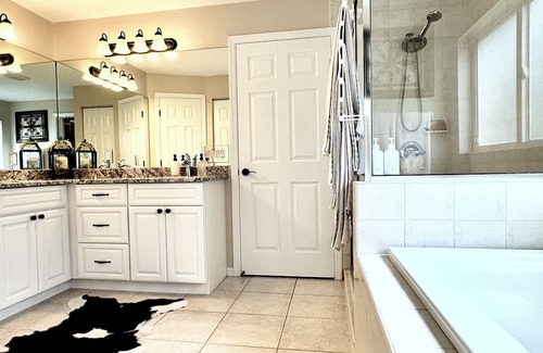 Lake Wales House | SECLUDED LAKE FRONT RETREAT ON 6 acres. Close to Theme Parks. Pet Friendly!