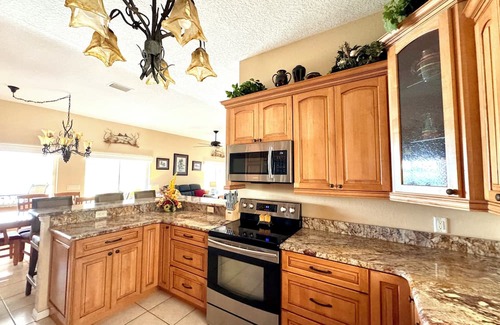 Lake Wales House | SECLUDED LAKE FRONT RETREAT ON 6 acres. Close to Theme Parks. Pet Friendly!