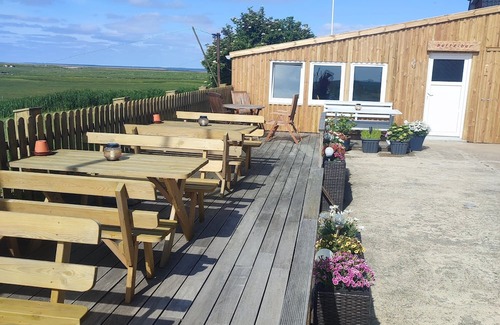 Hallig Langeneß Apartment | Apartment 'Fewo2 Norderaue' with Shared Terrace and Wi-Fi