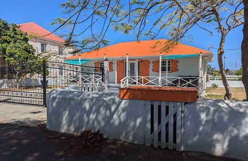 Cockburn Town Villa | Waterview and Steps to the Beach
