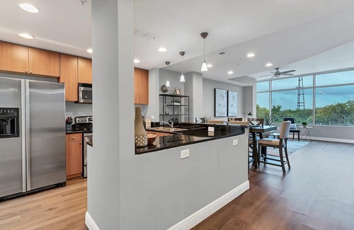 South Eola Condo | Cozy 2-bedroom apartment in downtown Orlando with free parking