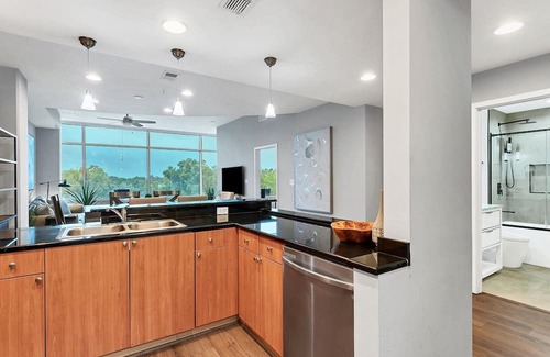 South Eola Condo | Cozy 2-bedroom apartment in downtown Orlando with free parking