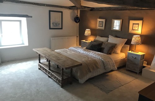 Saint-Romain-de-Benet Bed & Breakfast | In a beautiful property, very pretty, comfortable guest room in a quiet location.