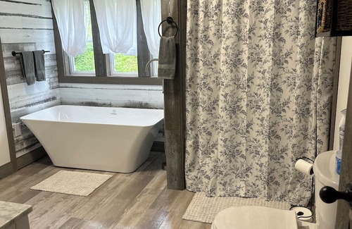 Lake Erie Beach Cottage | Charming 2-bedroom cottage with WiFi, AC in lovely Angola