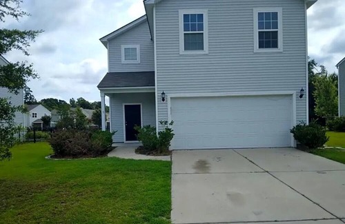 Burton House | Charming 4-bedroom With a Lagoon View in Beaufort with WiFi and AC