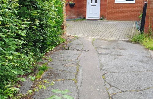 Basildon Apartment | Cozy studio room within a house in Basildon with free WiFi
