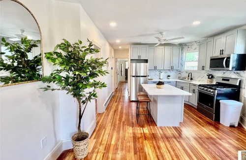 Castleton Corners Apartment | Apartment in Staten Island - 3BR - 24/7 Concierge, Parking Spot, High-Speed WiFi