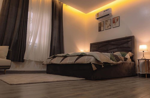 Accra Apartment | Modern 2-bedroom apartment with WiFi, AC in lovely Accra-Winneba Road,Blue Rose