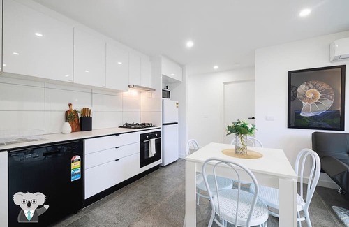 Cremorne Apartment | KozyGuru | Cremorne | Walking distance to Station