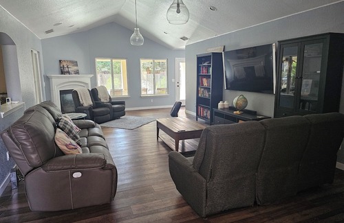 Clovis House | Spacious 4-bedroom house in delightful Clovis with WiFi, AC, Pool, Patio