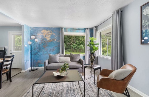 Peoria Apartment | Greenwood Lodge-1: Walk to Peoria Zoo, Drive-In Garage Included