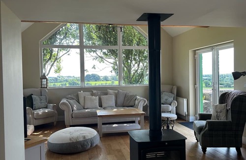 Hook Head House | Gorgeous renovated farmhouse with sweeping views of lush farmland!