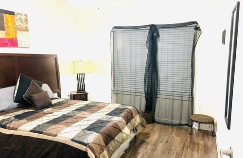 Texas City House | The Lakeside Layover w/Pool/Parking/WiFi Pkg