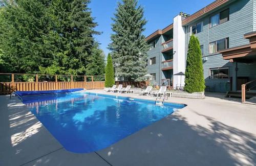Whistler Creekside Condo | Whistler Peak FREE parking, Pet Friendly, Backyard Lake - 5 Min Walk to Gondola