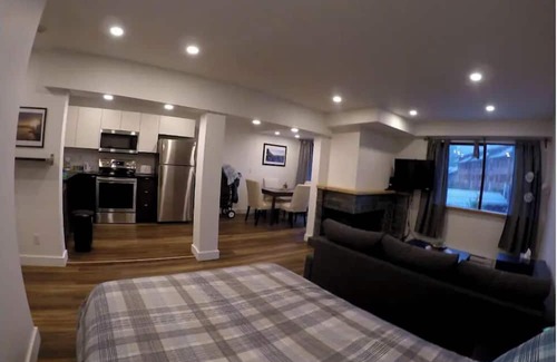 Whistler Creekside Condo | The CABIN 5min Walk to Gondola + FREE PARKING + Hottub + Pet Friendly!