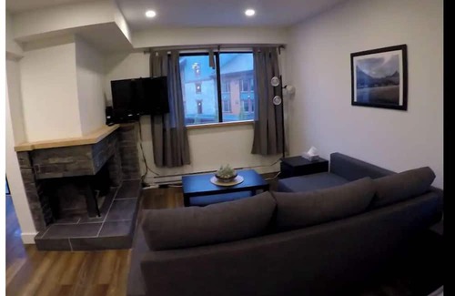 Whistler Creekside Condo | The CABIN 5min Walk to Gondola + FREE PARKING + Hottub + Pet Friendly!