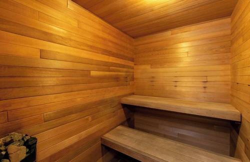 Whistler Creekside Condo | The CABIN 5min Walk to Gondola + FREE PARKING + Hottub + Pet Friendly!