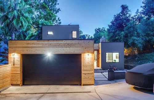 Fire Mountain House | A Zen Paradise - With Hot Tub and Pizza Oven