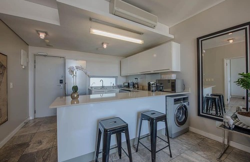 Cape Town Villa | Lake View Harbour Bridge Villa